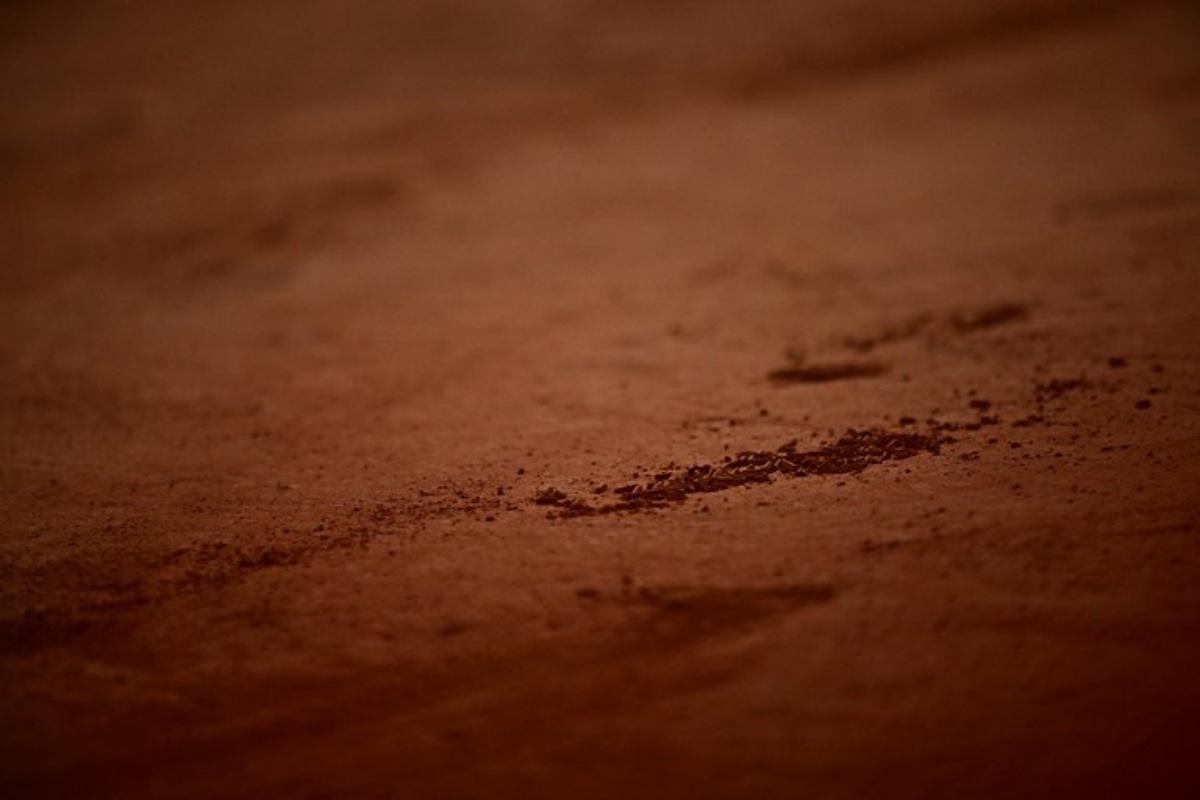The clay is pictured during the men's singles match between Germany's Alexander Zverev and Bulgaria's Grigor Dimitrov on day nine of the Roland-Garros Open tennis tournament at the Court Philippe-Chatrier in Paris on June 5, 2023. JULIEN DE ROSA / AFP
