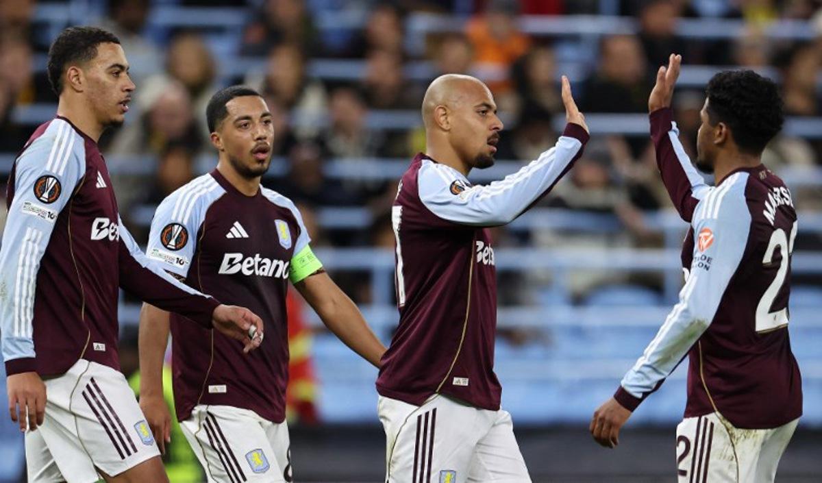 Aston Villa's Dutch defender #17 Donyell Malen (2R) celebrates scoring his team's second goal during the UEFA Europa League league-stage football match between Aston Villa and Young Boys at Villa Park in Birmingham on November 27, 2025. Darren Staples / AFP