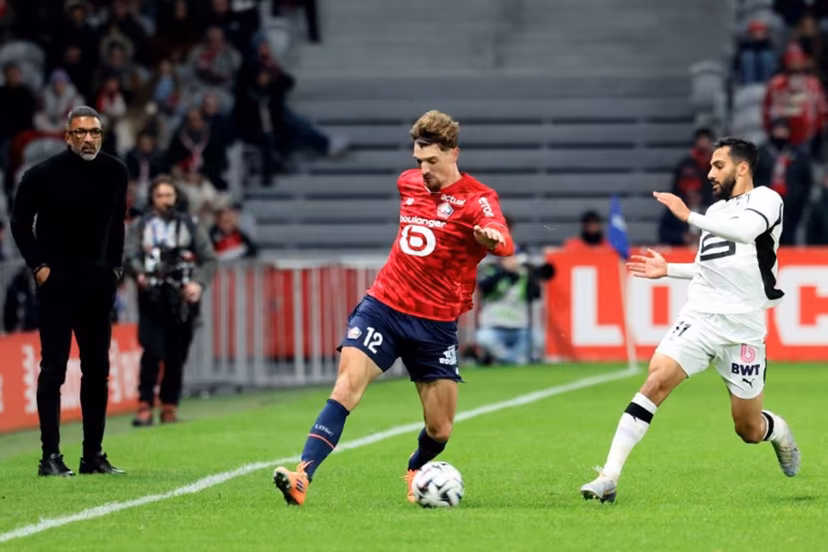 Lille's Belgian defender #12 Thomas Meunier (L) and Rennes' Jordanian forward #11 Mousa Tamari fight for the ball during the French L1 football match between Lille LOSC and Stade Rennais FC at the Stade Pierre-Mauroy in Villeneuve-d'Ascq, northern France, on January 3, 2026. Francois LO PRESTI / AFP