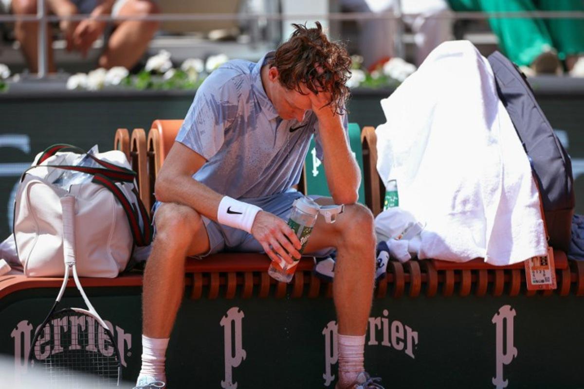 Italy's Jannik Sinner tries to cool down during a break of play in his men's singles match against Argentina's Juan Manuel Cerundolo on day 5 of the French Open tennis tournament on Court Philippe-Chatrier at the Roland-Garros Complex in Paris on May 28, 2026. ALAIN JOCARD / AFP