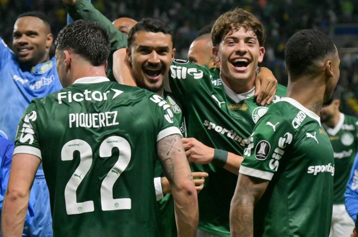 Players of Palmeiras celebrate after winning the Copa Libertadores semifinal second leg football match between Brazil's Palmeiras and Ecuador's Liga de Quito at the Allianz Parque stadium in Sao Paulo, Brazil, on October 30, 2025. NELSON ALMEIDA / AFP