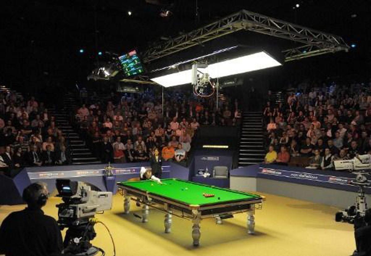 Scotland's John Higgins plays a shot during teh second day of the World Championship Snooker final against Britain's Shaun Murphy (not in picture) at the Crucible Theatre in Sheffield, on May 4, 2009. John Higgins will carry a six-frame lead into Monday's concluding day of the World Championship final after building up an 11-5 lead against Shaun Murphy. AFP PHOTO/Andrew Yates