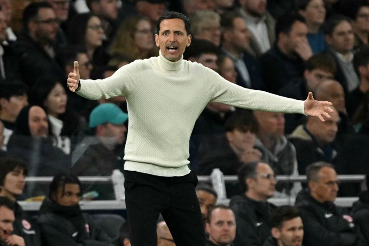 Eintracht Frankfurt's German coach Dino Toppmoller shouts instructions to the players from the touchline during the UEFA Europa League quarter-final football match between Tottenham Hotspur and Eintracht Frankfurt at the Tottenham Hotspur Stadium in London, on April 10, 2025. Glyn KIRK / AFP