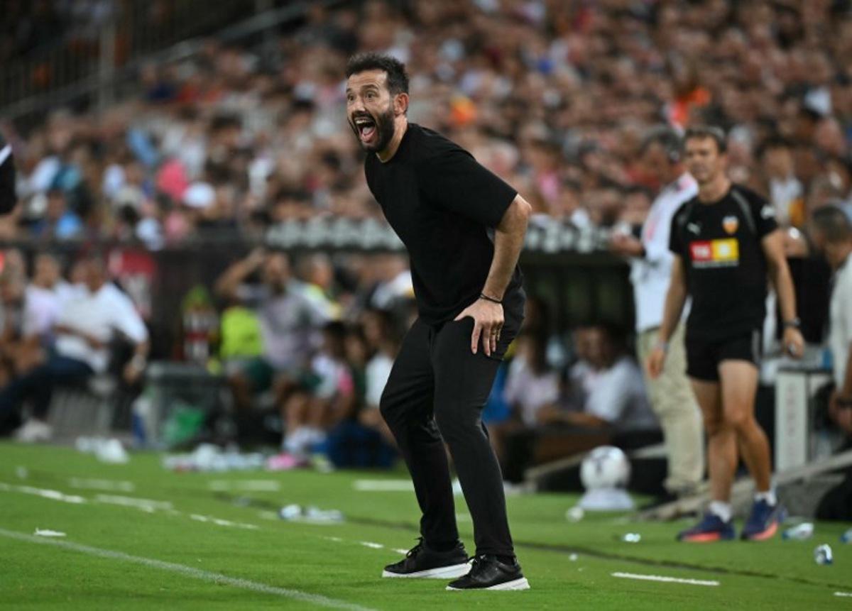 Valencia's Spanish coach Carlos Corberan shouts instructions to his players from the touchline during the Spanish league football match between Valencia CF and Real Betis at Mestalla Stadium in Valencia on August 25, 2026. JOSE JORDAN / AFP
