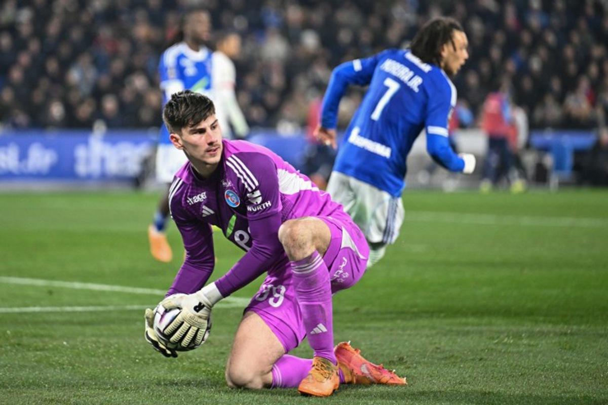 Strasbourg's Belgian goalkeeper Mike Penders holds the ball during the French L1 football match between RC Strasbourg Alsace and Paris Saint-Germain (PSG) at the Stade de la Meinau in Strasbourg, eastern France, on February 1, 2026. SEBASTIEN BOZON / AFP
