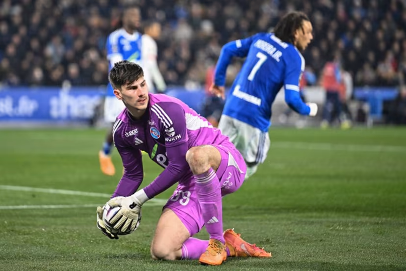 Strasbourg's Belgian goalkeeper Mike Penders holds the ball during the French L1 football match between RC Strasbourg Alsace and Paris Saint-Germain (PSG) at the Stade de la Meinau in Strasbourg, eastern France, on February 1, 2026. SEBASTIEN BOZON / AFP