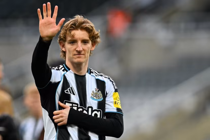 Newcastle United's English midfielder #10 Anthony Gordon waves to supporters after the English Premier League football match between Newcastle United and West Ham United at St James' Park in Newcastle-upon-Tyne, north east England on May 17, 2026. ANDY BUCHANAN / AFP