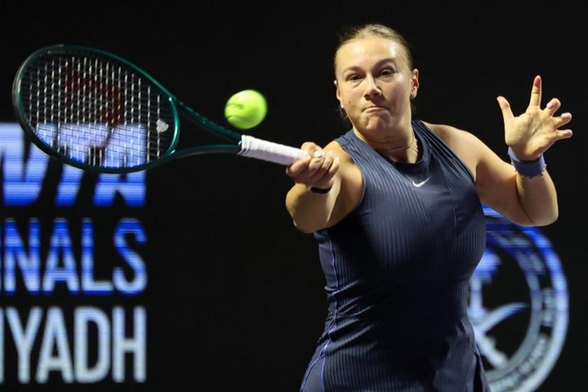 US' Amanda Anisimova returns the ball to Poland's Iga Swiatek during their WTA Finals tennis tournament in Riyadh on November 5, 2025. Fayez NURELDINE / AFP