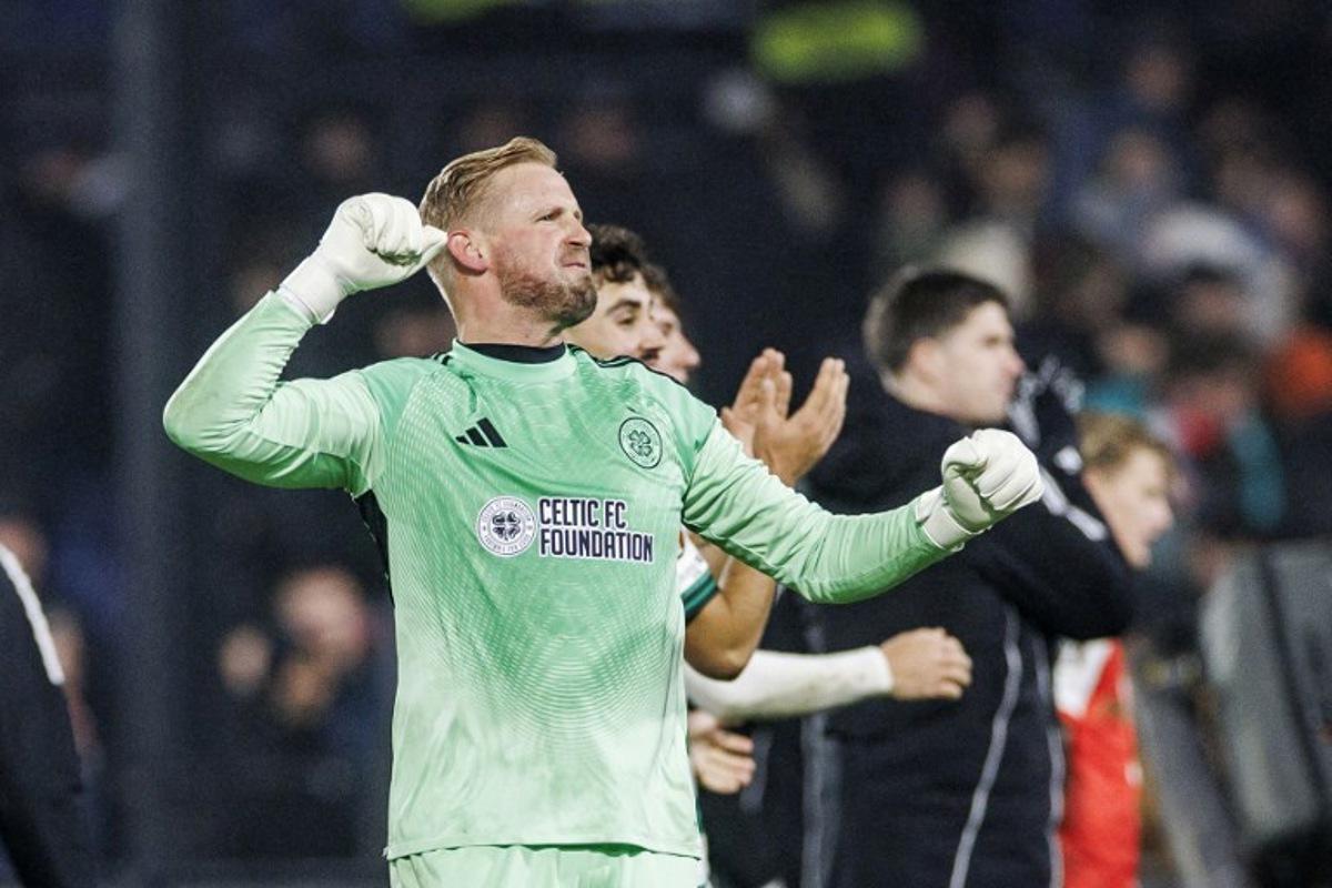 Celtic's Danish goalkeeper #01 Kasper Schmeichel (C) celebrates after winning the UEFA Europa League football match Feyenoord Rotterdam and Celtic Glasgow at the Feyenoord Stadium 'De Kuip' in Rotterdam on Novemberr 27, 2025. Iris van den Broek / ANP / AFP
