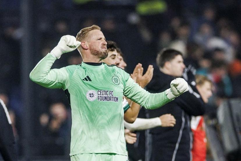 Celtic's Danish goalkeeper #01 Kasper Schmeichel (C) celebrates after winning the UEFA Europa League football match Feyenoord Rotterdam and Celtic Glasgow at the Feyenoord Stadium 'De Kuip' in Rotterdam on Novemberr 27, 2025. Iris van den Broek / ANP / AFP