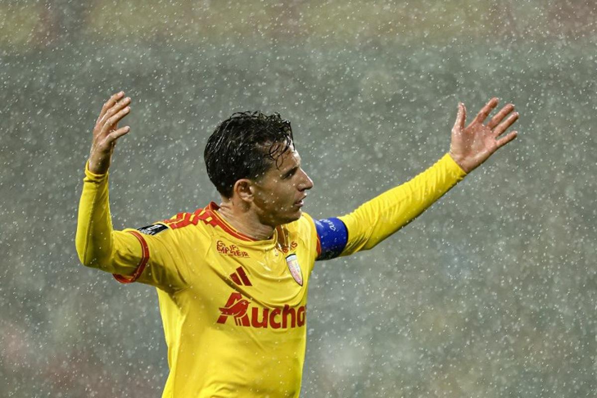 Lens' French forward #10 Florian Thauvin reacts during the French L1 football match between RC Lens and Olympique Lyonnais (OL) at the Stade Bollaert-Delelis in Lens, northern France, on October 9, 2026. Sameer AL-DOUMY / AFP