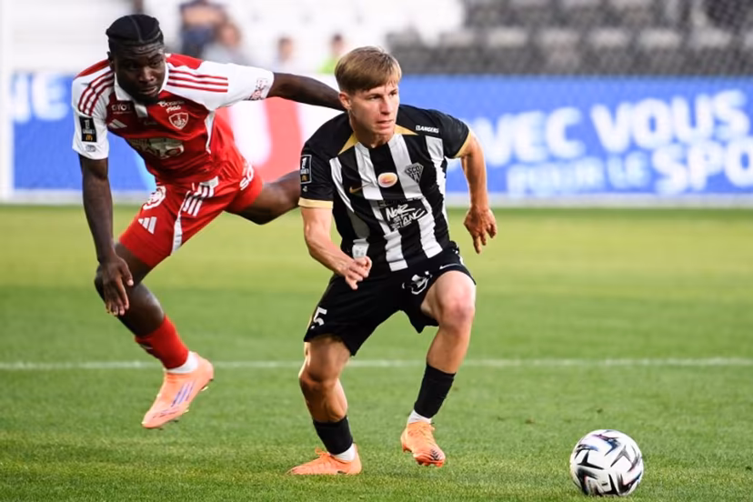 Angers' French defender #05 Marius Courcoul (R) fights for the ball with Brest's French midfielder #07 Junior Dina-Ebimbe (L) during the French L1 football match between SCO Angers and Stade Brestois 29 (Brest) at the Stade Raymond-Kopa in Angers on September 28, 2025. JEAN-FRANCOIS MONIER / AFP