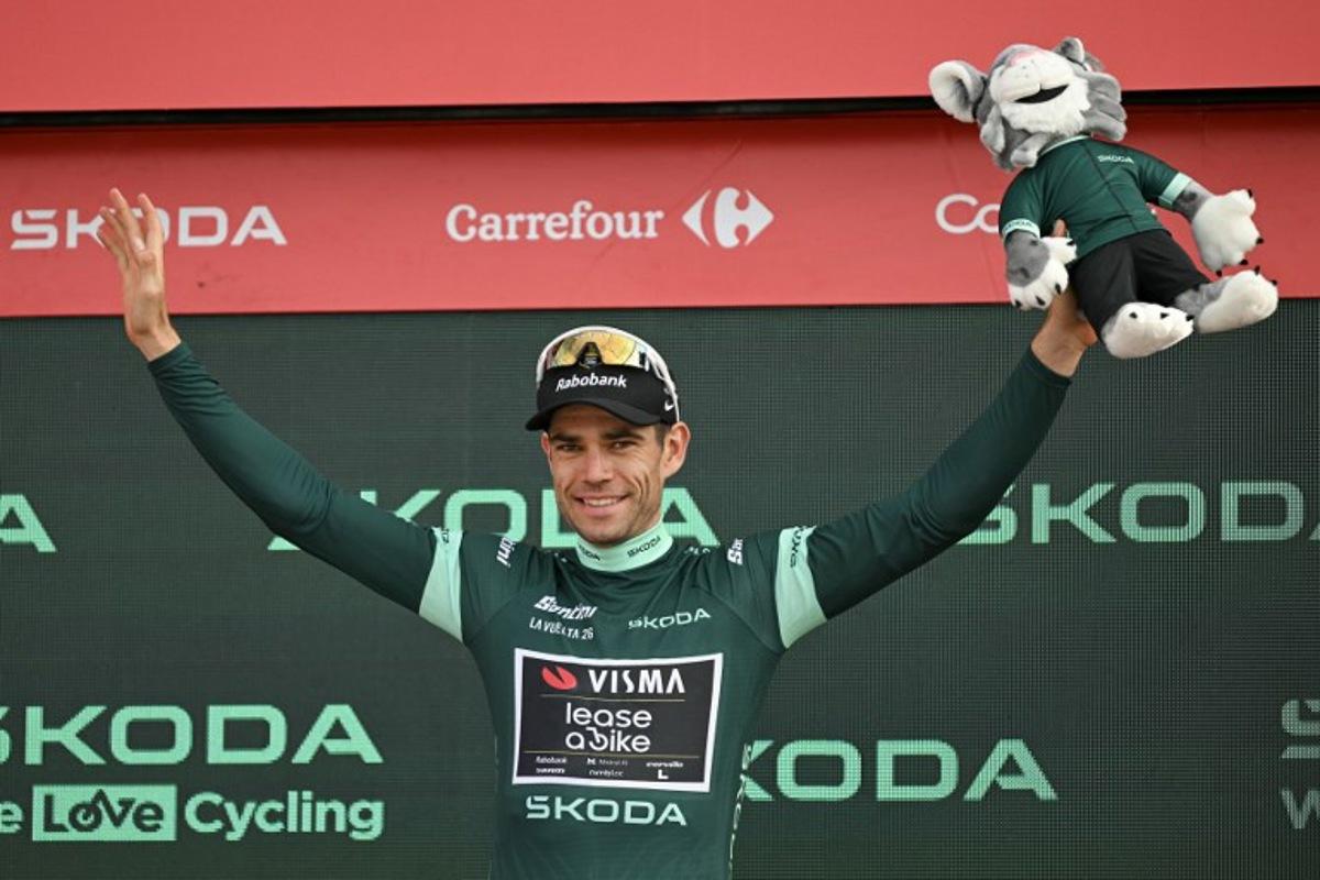 Team Visma-Lease a bike's Belgian rider Wout van Aert raises his arms wearing the green jersey of the leader of the Points classification on the podium after the 14th stage of the Vuelta a Espana 2026 cycling tour, a 154,5 km race between Jaen and Sierra de la Pandera, on September 5, 2026. JORGE GUERRERO / AFP
