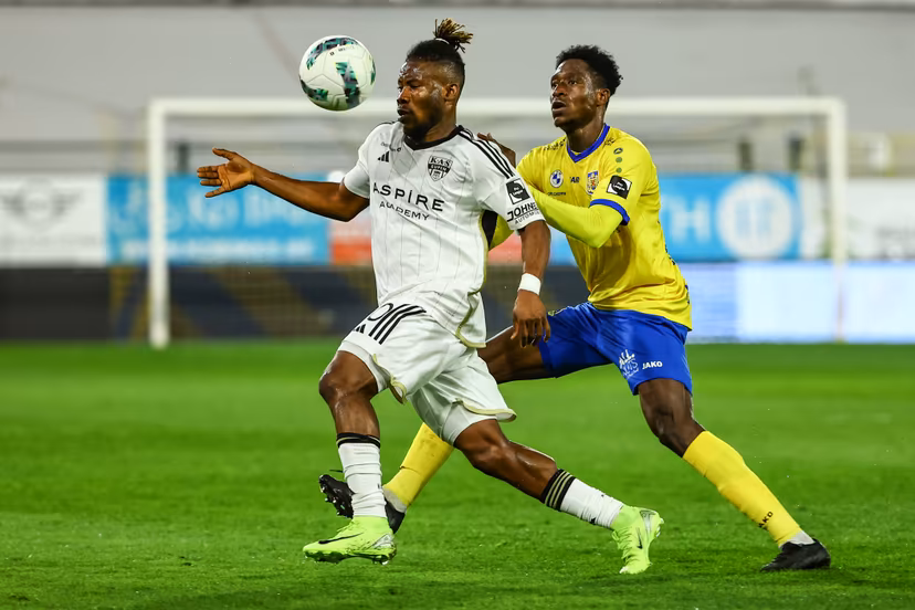 Eupen's Ade Oguns28 Beveren's Abdul Aziz Ouedraogo fight for the ball during a soccer match between SK Beveren and KAS Eupen, Friday 04 April 2025 in Beveren-Waas, on day 28 of the 2024-2025 'Challenger Pro League' 1B second division of the Belgian championship. BELGA PHOTO DAVID PINTENS