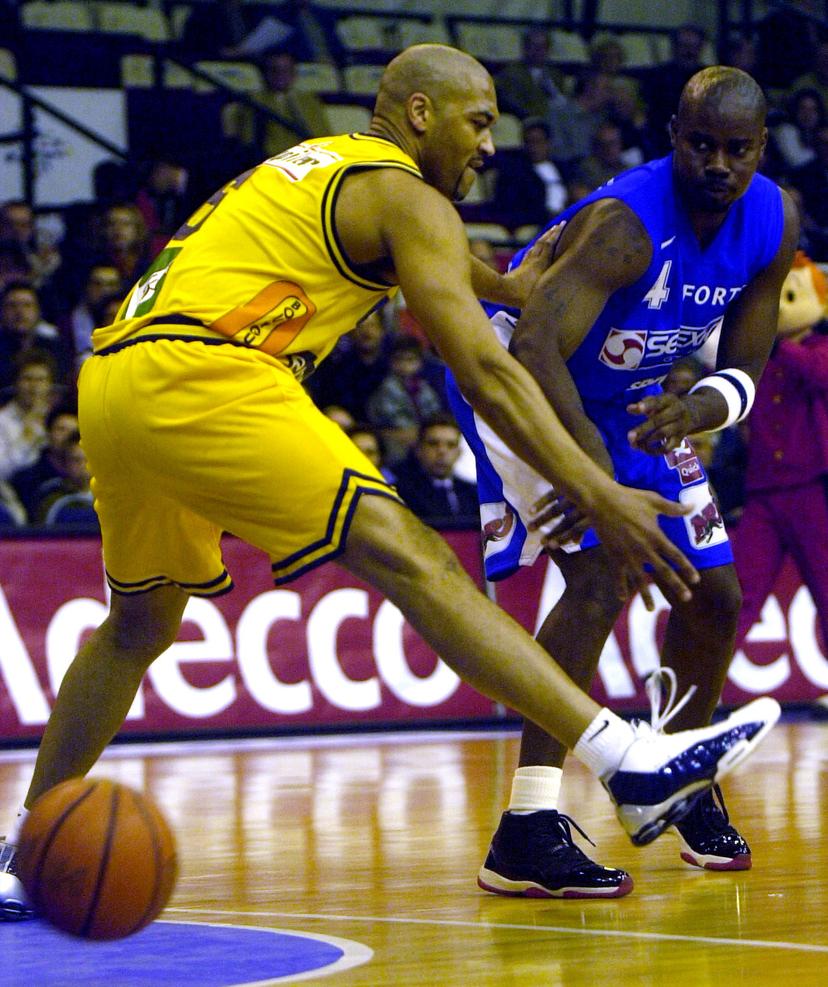 BRU80 - 20020327 - CHARLEROI, BELGIUM: Liege's Barry Mitchell (L) and Charleroi's Ron Ellis (R) fight for the ball during the first division league basket match between Charleroi and Liege, Wenesday 27 March 2002. BELGA PHOTO VIRGINIE LEFOUR