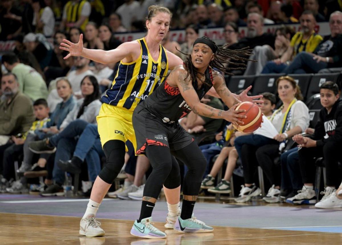 Villeneuve d'Ascq's Croatian shooting guard #01 Shavonte Zellous (R) is challenged by Fenerbahce's Belgian forward #11 Emma Meesseman (L) during the women's FIBA Euroleague final basketball match between Fenerbahce and Villeneuve-d'Ascq at the Servet Tazegul Spor Salonu arena in Mersin on April 14, 2024. OZAN KOSE / AFP