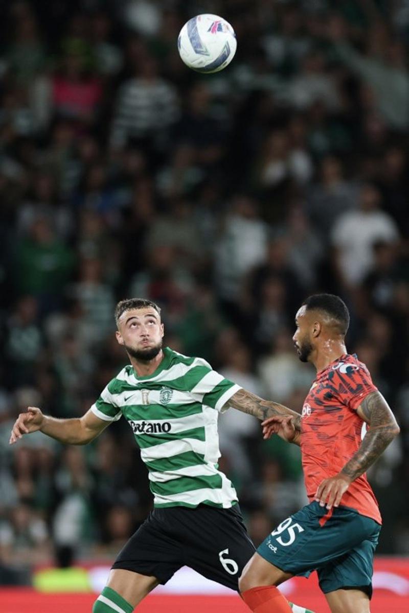 Sporting Lisbon's Belgian defender #06 Zeno Debast (L) and Moreirense's Brazilian forward #95 Guilherme vie for the ball during the Portuguese League football match between Sporting CP and Moreirense FC at the Jose Alvalade stadium in Lisbon on September 22, 2025. PATRICIA DE MELO MOREIRA / AFP