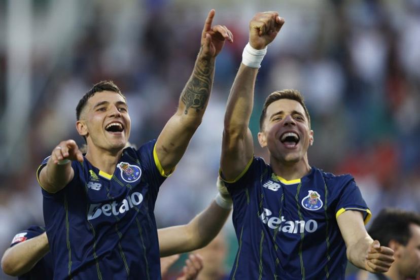 FC Porto's Polish defender #04 Jakub Kiwior (L) and FC Porto's Polish defender #05 Jan Bednarek celebrate at the end of the Portuguese League football match between CF Estrela da Amadora and FC Porto at Jose Gomes stadium in Amadora, on April 26, 2026. FILIPE AMORIM / AFP