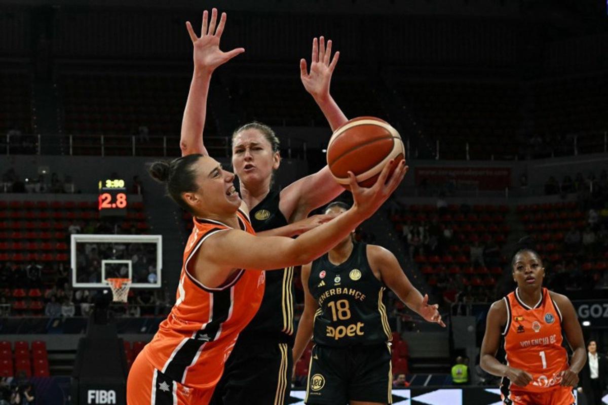 Valencia's Spanish center #14 Raquel Carrera (L) tries to put up a shot against Fenerbahce's Belgian power forward #11 Emma Meesseman during the Euroleague Women's final basketball match for third and fourth place between Valencia Basket Club and Fenerbahce at Pabellon Principe Felipe arena in Zaragoza on April 13, 2025. JAVIER SORIANO / AFP