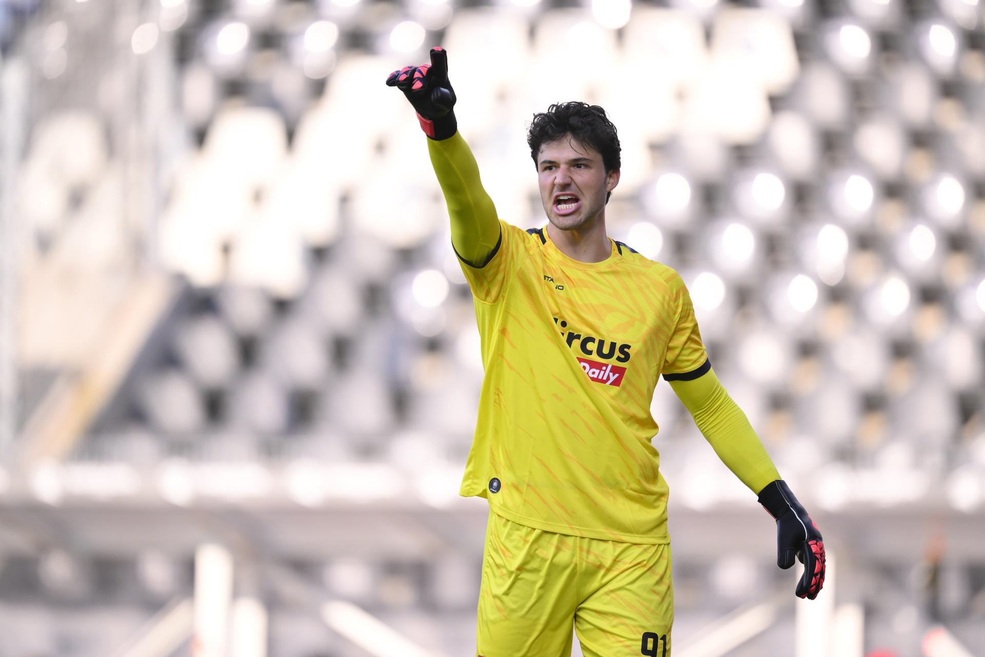 Antwerp's goalkeeper Senne Lammens reacts during a soccer match between Sporting Charleroi and Royal Antwerp FC, Sunday 17 August 2025 in Charleroi, on day 4 of the 2025-2026 'Jupiler Pro League' first division of the Belgian championship. BELGA PHOTO JOHN THYS