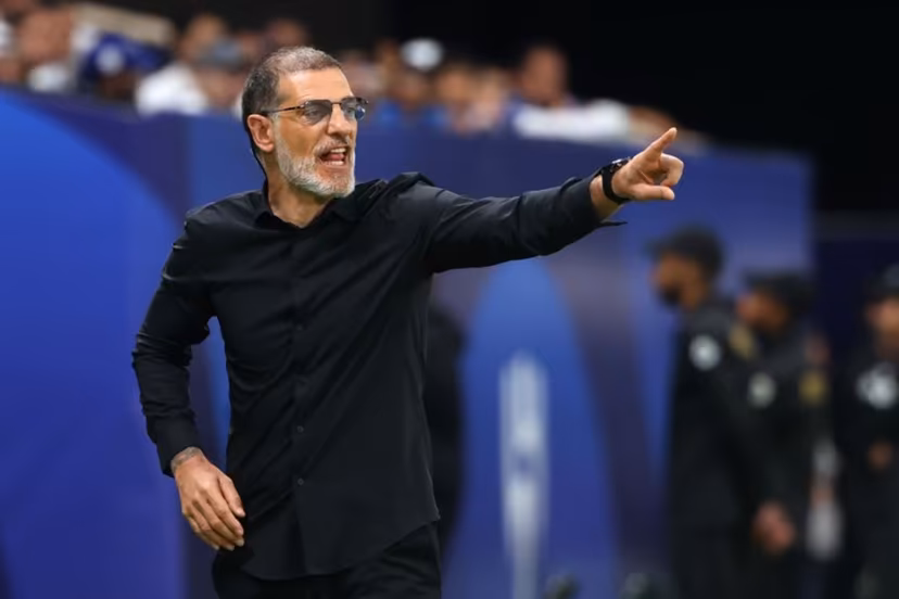 Fateh's Croatian coach Slaven Bilic speaks to his players during the Saudi Pro League football match between Al-Hilal and Al-Fateh at the Kingdom Arena stadium in Riyadh on April 26, 2024. Fayez NURELDINE / AFP