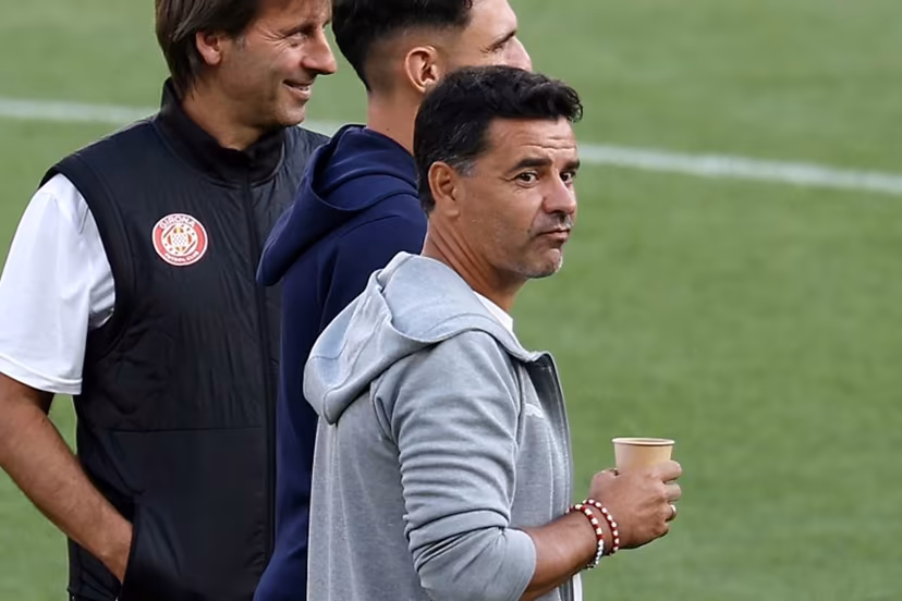 Girona's Spanish coach Michel Sanchez (R) attends a training session at the Parc des Princes stadium in Paris on September 17, 2024, on the eve of the UEFA Champions League football match between Paris Saint-Germain and Girona FC. FRANCK FIFE / AFP
