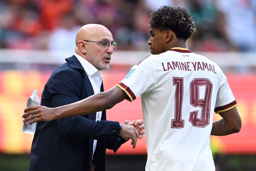 Spain's head coach Luis de la Fuente gives instructions to Spain's forward #19 Lamine Yamal during the 2026 World Cup Group H football match between Uruguay and Spain at the Guadalajara Stadium in Zapopan on June 26, 2026. CARL DE SOUZA / AFP