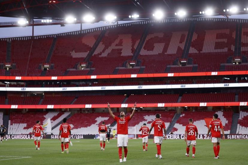 Benfica's Greek forward #14 Vangelis Pavlidis (C) celebrates scoring the opening goal during the Portuguese League football match between SL Benfica and Academico de Viseu FC at Estadio da Luz in Lisbon on August 9, 2026. FILIPE AMORIM / AFP