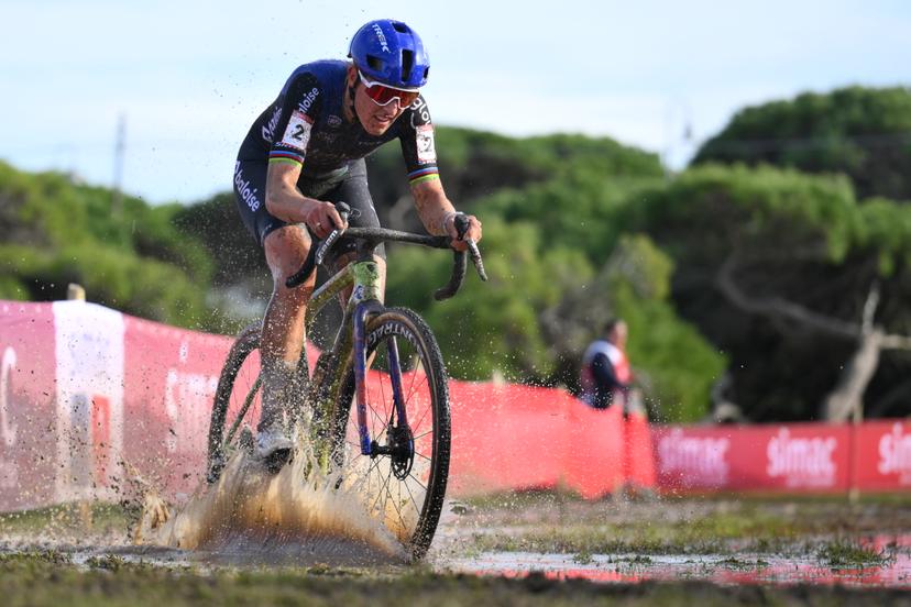 Dutch Lucinda Brand pictured in action during the women's elite race of the Cyclocross World Cup, in Terralba, Sardinia, Italy, Sunday 07 December 2025, stage 3 (out of 12) in the World Cup of the 2026-2027 season. BELGA PHOTO DAVID PINTENS