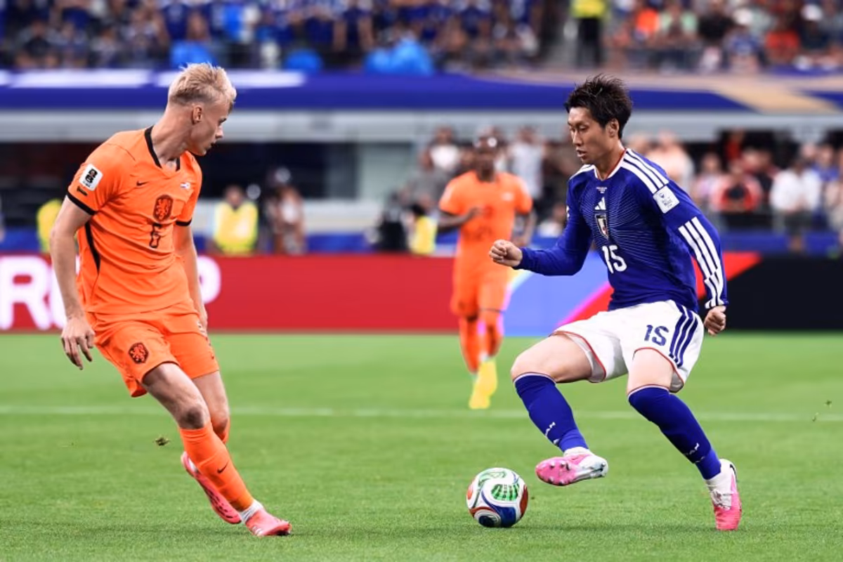 Japan's midfielder #15 Daichi Kamada (R) fights for the ball with Netherlands' defender #06 Jan Paul Van Hecke during the 2026 World Cup Group F football match between the Netherlands and Japan at the Dallas Stadium in Arlington on June 14, 2026. Aric Becker / AFP
