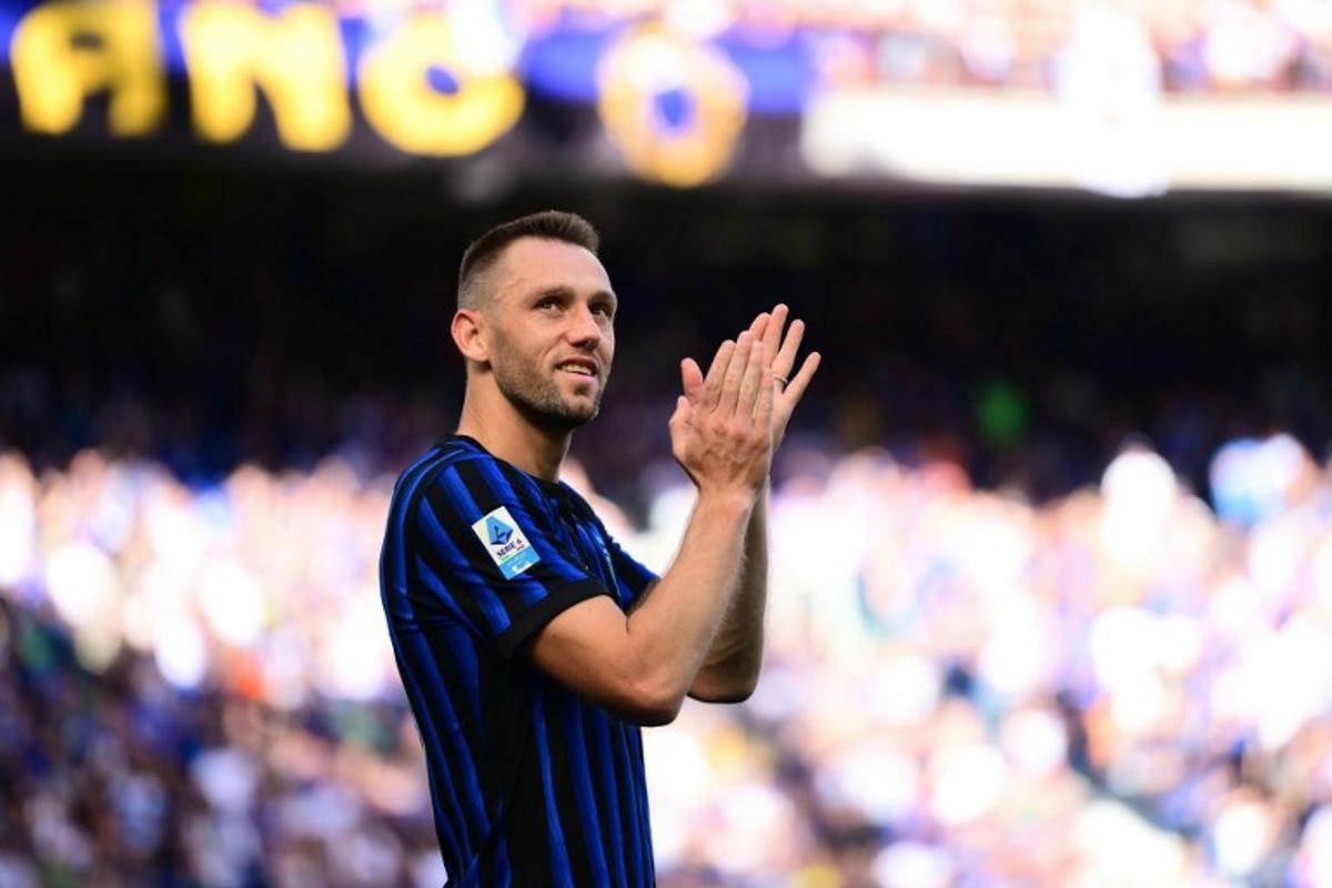 Inter Milan's Dutch defender #6 Stefan De Vrij applauds supporters as Inter Milan's players perpare to celebrate their 21st scudetto (Italian Championship victory) at San Siro stadium after the Italian Serie A football match between Inter Milan and Hellas Verona in Milan, on May 17, 2026. Marco BERTORELLO / AFP