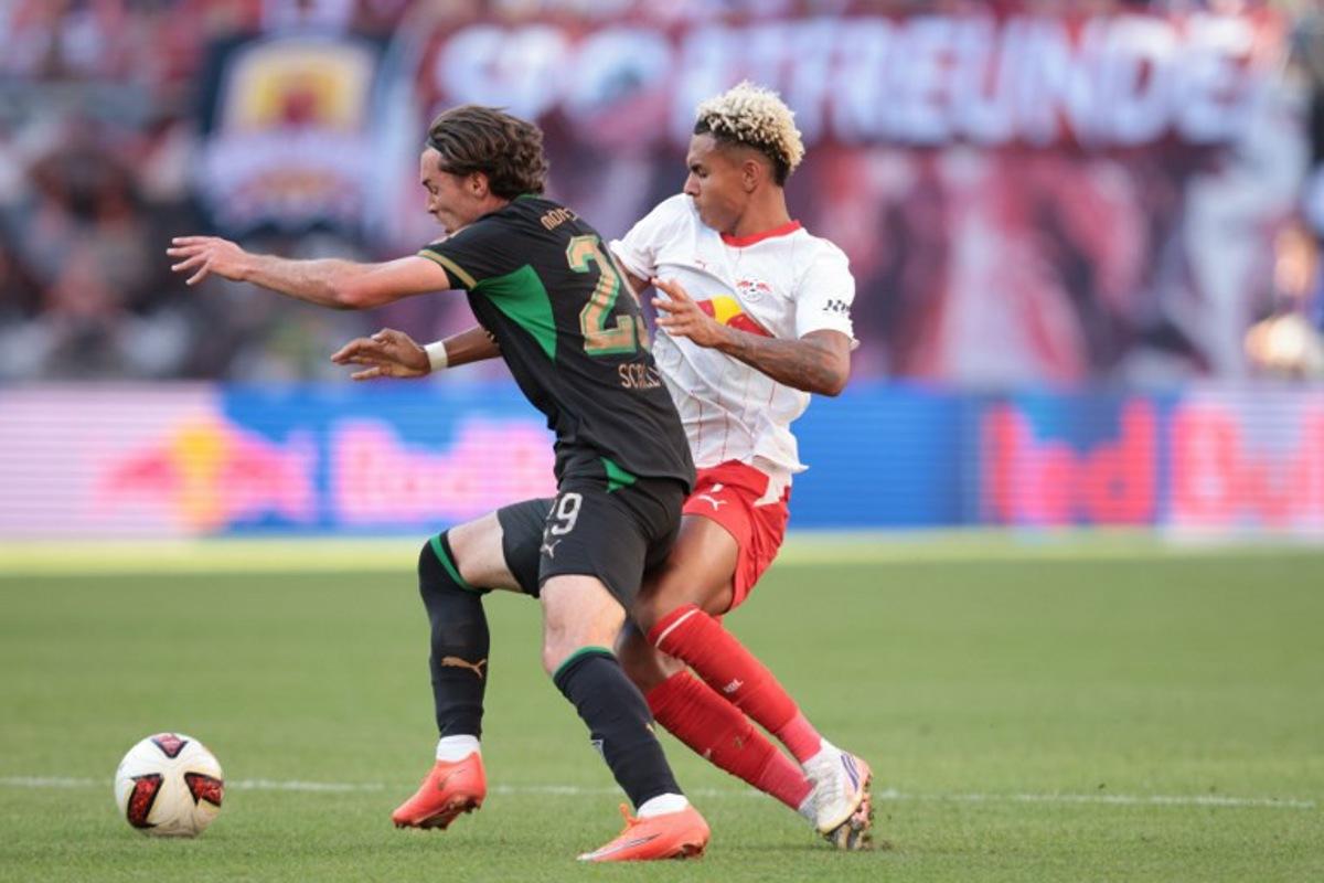 Moenchengladbach's US defender #29 Joe Scally and Leipzig's Norwegian forward #07 Antonio Nusa vie for the ball during the German first division Bundesliga football match between RB Leipzig and Borussia Moenchengladbach in Leipzig, eastern Germany, on August 29, 2026. Ronny HARTMANN / AFP