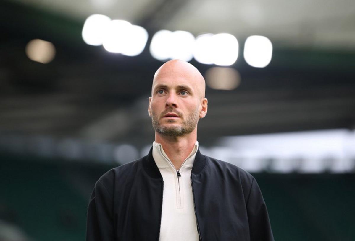 Wolfsburg's Dutch head coach Paul Simonis is pictured prior to the German first division Bundesliga football match between VfL Wolfsburg and RB Leipzig in Wolfsburg, northern Germany on September 27, 2025. Ronny HARTMANN / AFP