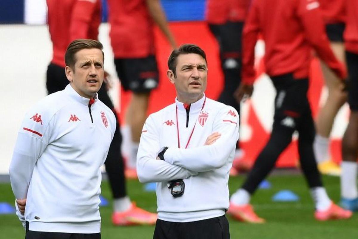Monaco's Croatian deputy coach Robert Kovac (R) speaks with Monaco's British tactical analyst Aaron Briggs during a training session at the Stade de France stadium, in Saint-Denis, on the outskirts of Paris, on May 18, 2021 on the eve of the French Cup final between Paris Saint-Germain and Monaco. FRANCK FIFE / AFP