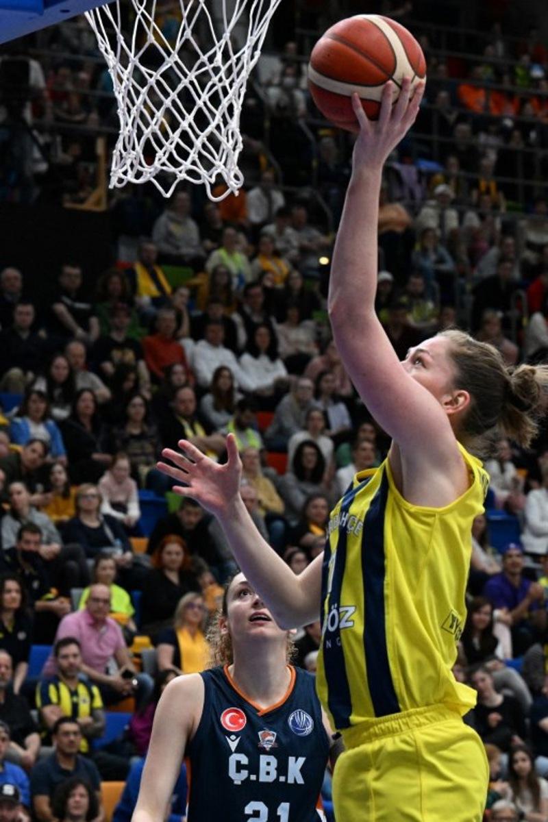 Fenerbahce's Belgian power forward Emma Meesseman scores during the Euroleague basketball women final match between Fenerbahce and Mersin in Prague, Czech Republic, on April 16, 2023.   Michal Cizek / AFP
