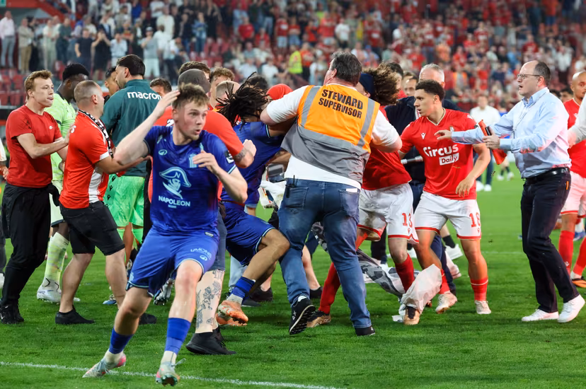 Charleroi's players and Standard's players and a hooligan fight after a soccer match between Standard de Liege and Sporting Charleroi, Saturday 23 May 2026 in Liege, on the last day of the Europe Play-offs of the 2025-2026 'Jupiler Pro League' first division of the Belgian championship. BELGA PHOTO VIRGINIE LEFOUR