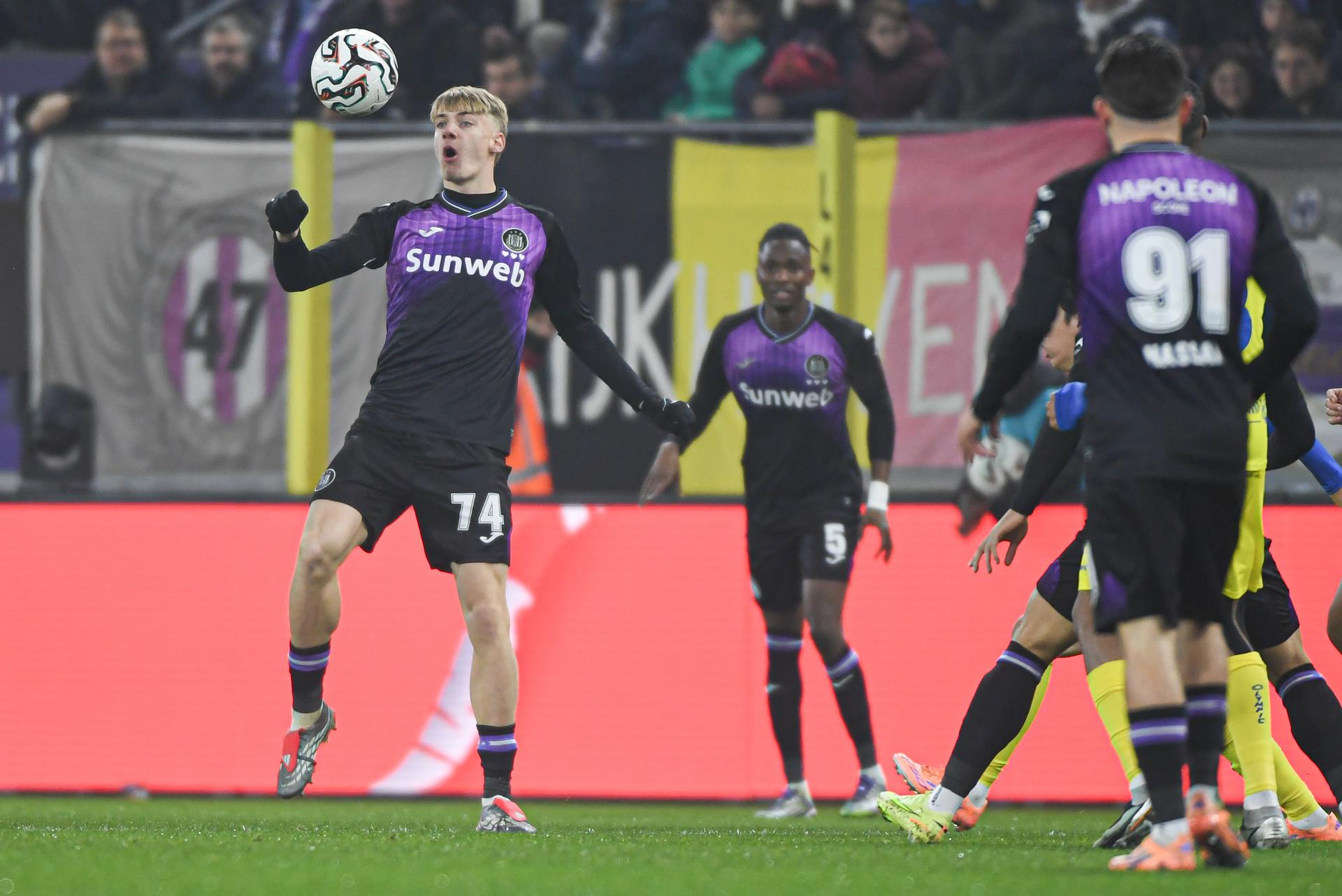 Anderlecht's Nathan De Cat pictured in action during a soccer match between RSC Anderlecht and Sint-Truidense V.V., Saturday 13 December 2025 in Brussels, on day 18 of the 2025-2026 'Jupiler Pro League' first division of the Belgian championship. BELGA PHOTO JILL DELSAUX