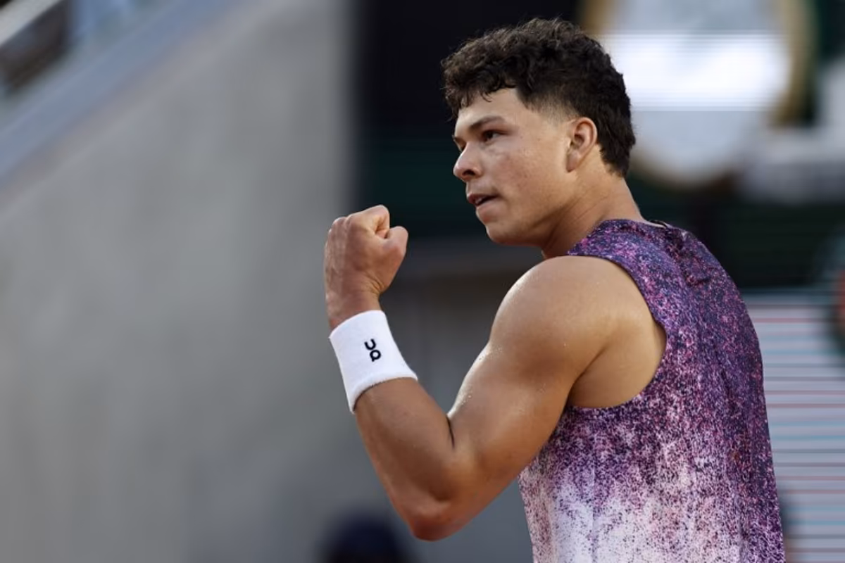 US Ben Shelton reacts as he plays against Spain's Daniel Merida during their men's singles match on day 2 of the French Open tennis tournament on Court Suzanne-Lenglen at the Roland-Garros Complex in Paris on May 25, 2026. Anne-Christine POUJOULAT / AFP