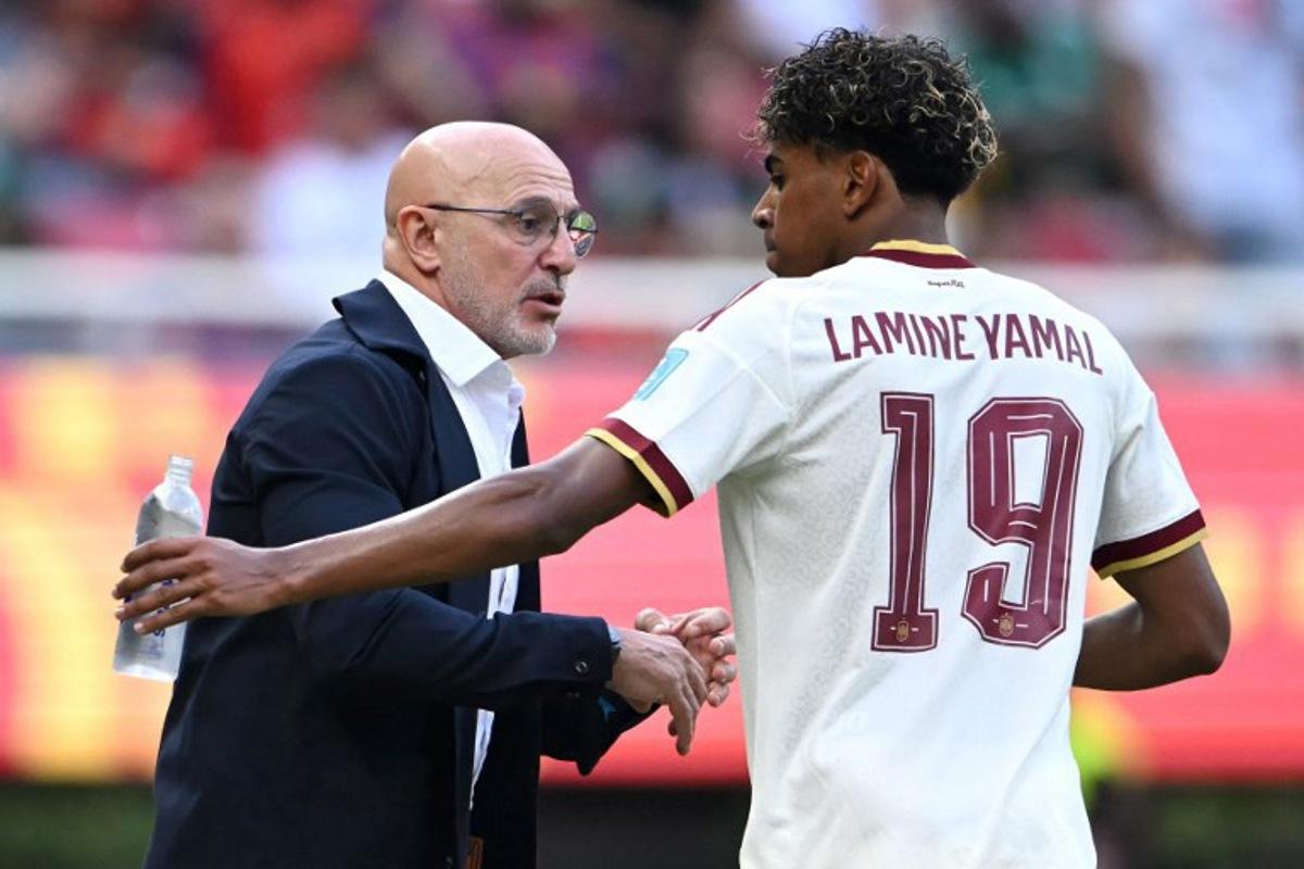 Spain's head coach Luis de la Fuente gives instructions to Spain's forward #19 Lamine Yamal during the 2026 World Cup Group H football match between Uruguay and Spain at the Guadalajara Stadium in Zapopan on June 26, 2026. CARL DE SOUZA / AFP