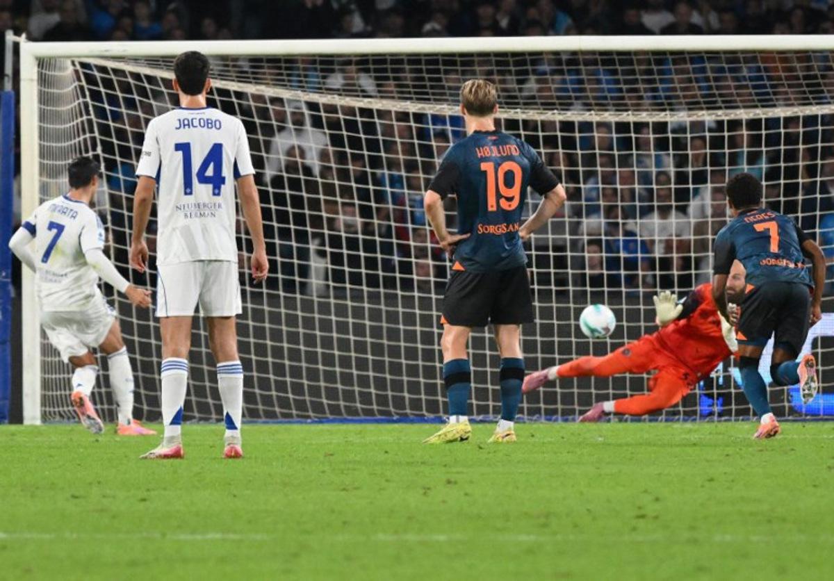 Napoli's Serbian goalkeeper #32 Vanja Milinkovic-Savic dives to stop a penalty kick by Como's Spanish forward #07 Alvaro Morata (L) during the Italian Serie A football match between Napoli and Como at the Diego Armando Maradona stadium in Naples, on November 1, 2025. Alberto PIZZOLI / AFP
