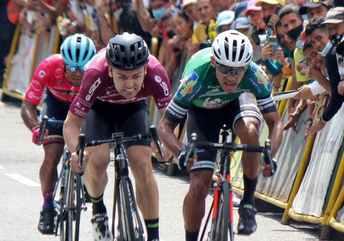 Colombia's Johan Colon (R), from team Idea Indeportes Antioquia, and Serbia's Dusan Rajovic, from Team Corratec, sprint to the finish line during the first stage of the 57th Vuelta al Tachira en Bicicleta multi-day road bicycle race, in San Cristobal, Tachira State, Venezuela, on January 16, 2022. Jhonny PARRA / AFP