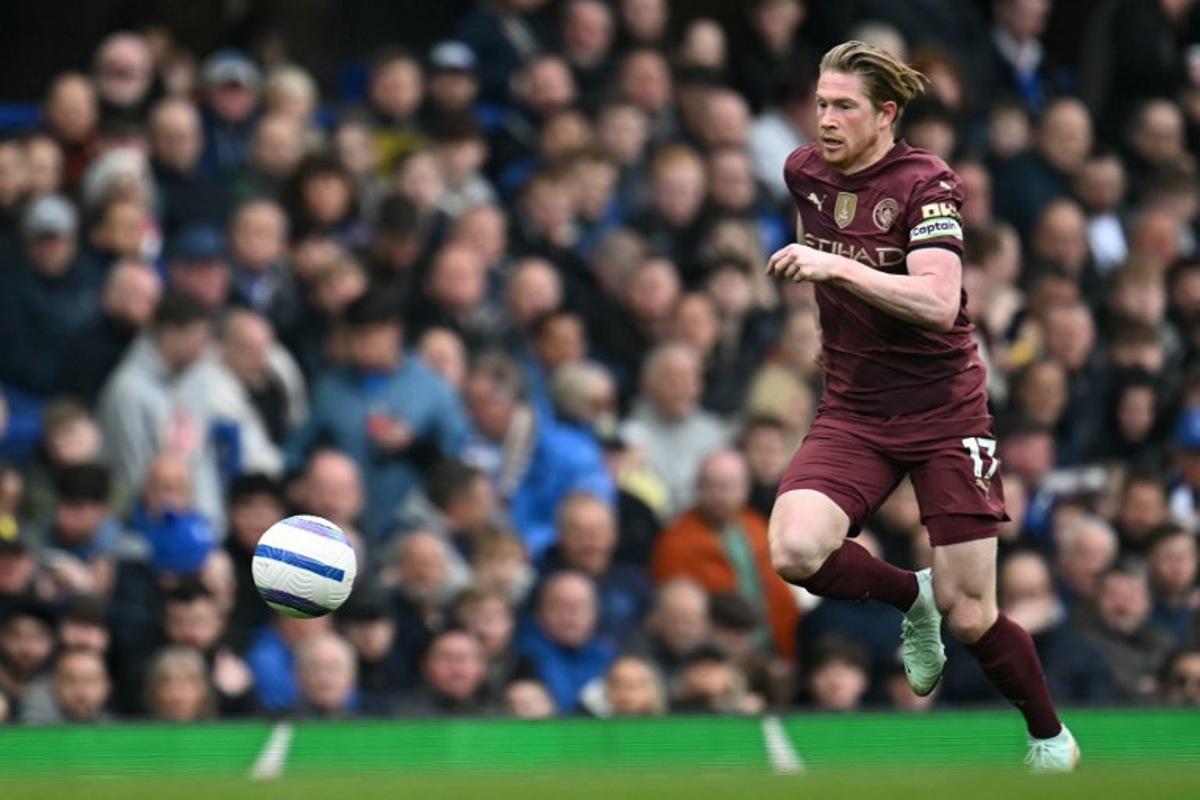 Manchester City's Belgian midfielder #17 Kevin De Bruyne runs with the ball during the English Premier League football match between Everton and Manchester City at Goodison Park in Liverpool, north west England on April 19, 2025. Paul ELLIS / AFP