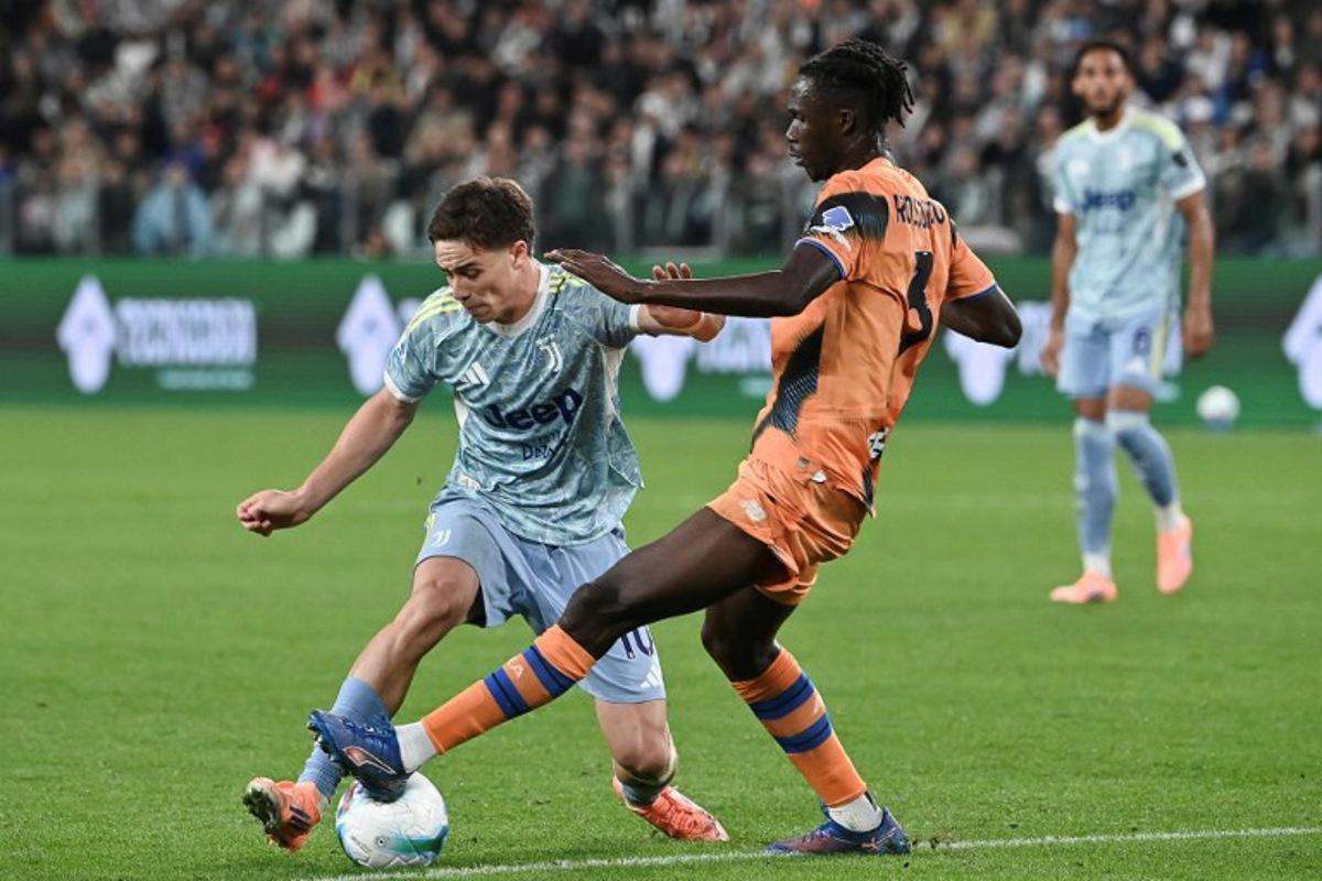 Juventus' Turkish forward #10 Kenan Yildiz (L) fights for the ball with Atalanta's Ivorian defender #03 Odilon Kossounou during the Italian Serie A football match between Juventus FC and Atalanta at the Allianz stadium in Turin, northern Italy on September 27, 2025. Isabella BONOTTO / AFP