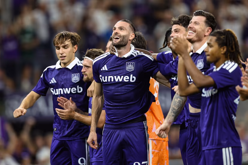 Anderlecht's players celebrate after winning a game between Belgian RSC Anderlecht and Greek club PAOK , in Anderlecht, Brussels, Belgium, on Thursday 13 August 2026, a return leg game in the third qualifying round of the UEFA Europa League competition. RSCA won 0-1 the first leg. BELGA PHOTO BRUNO FAHY