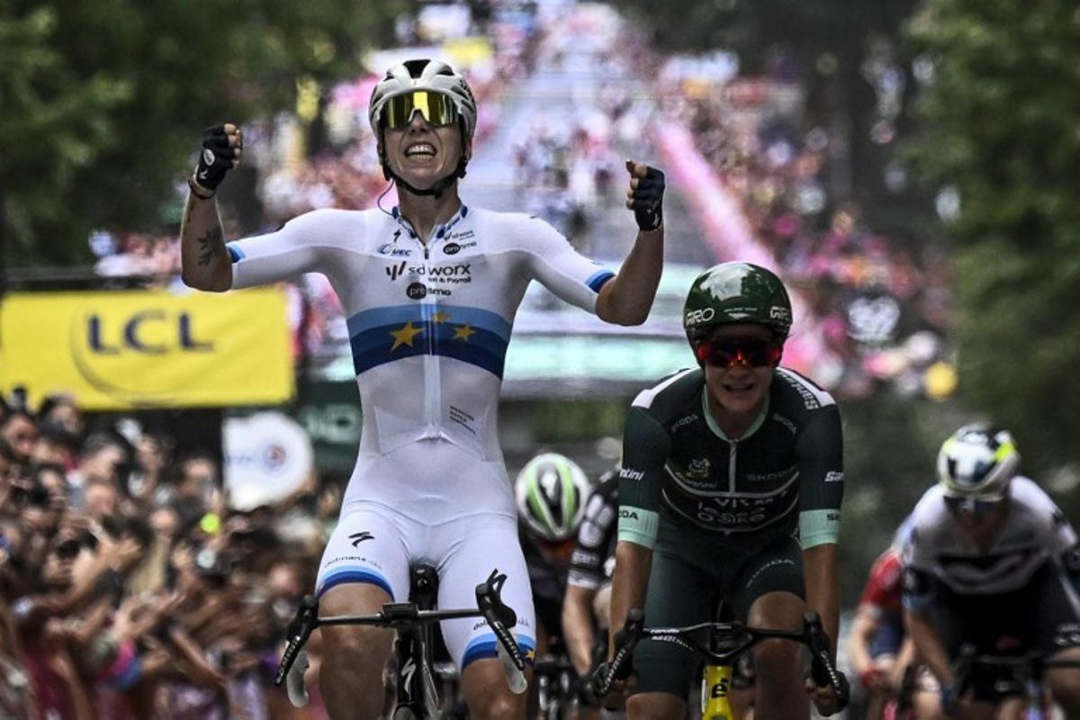 Team SD Worx - Protime's Dutch rider Lorena Wiebes (L) celebrates as she crosses the finish line to win the 3rd stage (out of 9) of the fourth edition of the Women's Tour de France cycling race, 163.5 km from La Gacilly to Angers, in Angers, western France on July 28, 2025. JULIEN DE ROSA / AFP