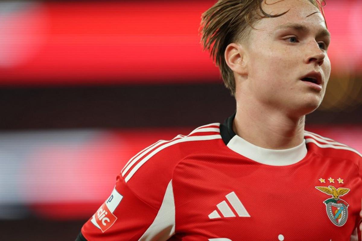 Benfica's Norwegian forward #21 Andreas Schjelderup reacts during the Portuguese league football match between SL Benfica and CD Tondela at Estadio da Luz in Lisbon on August 23, 2025. PATRICIA DE MELO MOREIRA / AFP