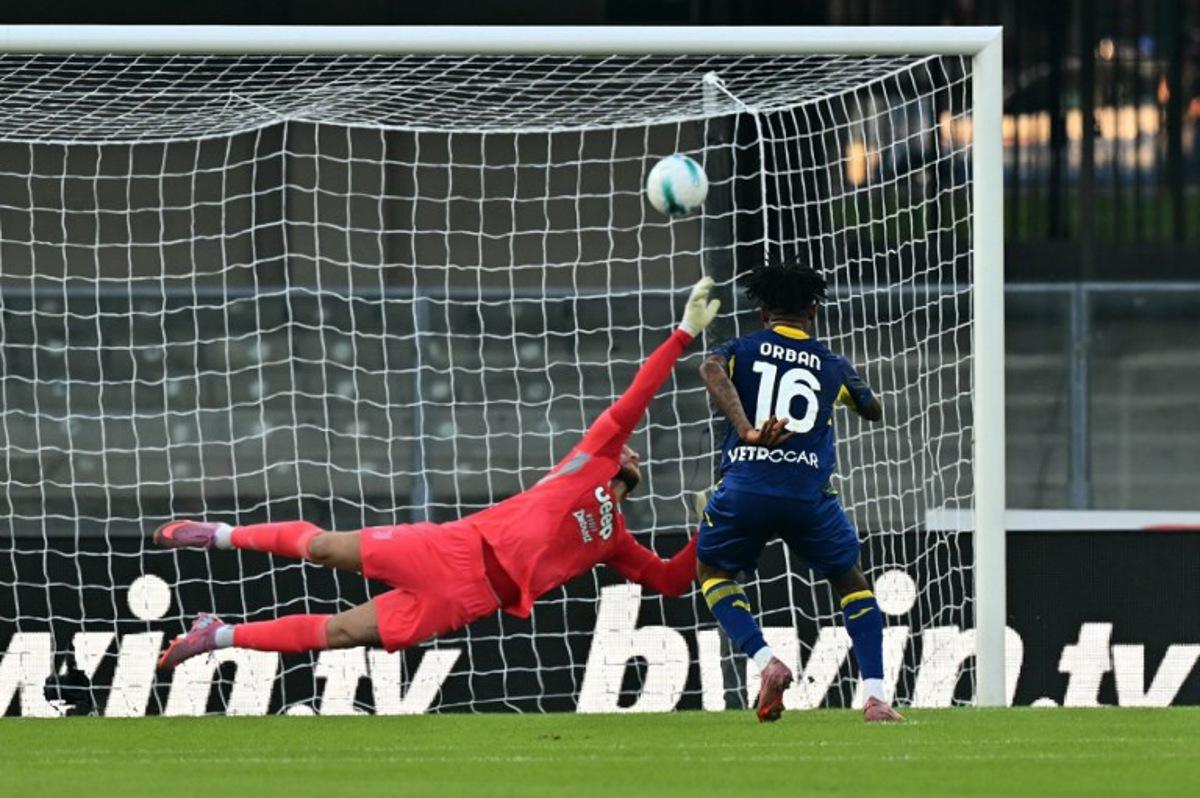 Hellas Verona's Nigerian forward #16 Gift Orban scores a penalty against Juventus' Italian goalkeeper #16 Michele Di Gregorio during the Italian Serie A football match between Hellas Verona and Juventus at the Marcantonio Bentegodi stadium in Verona, on September 20, 2025. Stefano RELLANDINI / AFP