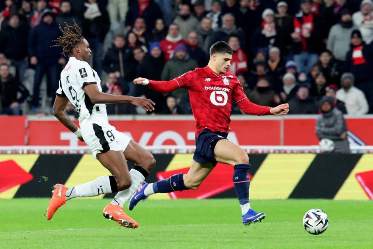 Lille's Belgian forward #07 Matias Fernandez-Pardo (R) and Rennes' French defender #97 Jeremy Jacquet fight for the ball during the French L1 football match between Lille LOSC and Stade Rennais FC at the Stade Pierre-Mauroy in Villeneuve-d'Ascq, northern France, on January 3, 2026. Francois LO PRESTI / AFP