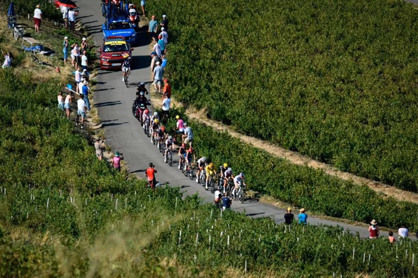 Movistar Team's Swiss rider and yello jersey Marlen Reusser (C) and the break away compete during the 5th (out of 9) stage of the fifth edition of the Women's Tour de France cycling race, 140 km from Macon to Belleville-en-Beaujolais, in Belleville-en-Beaujolais, central France on August 5, 2026. NICOLAS TUCAT / AFP