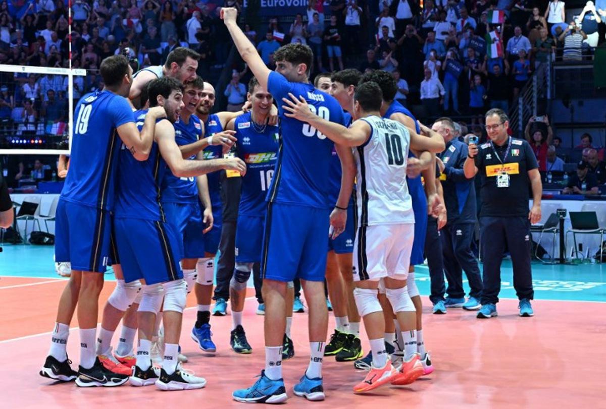 Italy's national volleyball team players celebrate after winning the Men's EuroVolley 2023 European championship semi-final match between Italy and France, at the Palalottomatica stadium in Rome, on September 14, 2023. Andreas SOLARO / AFP